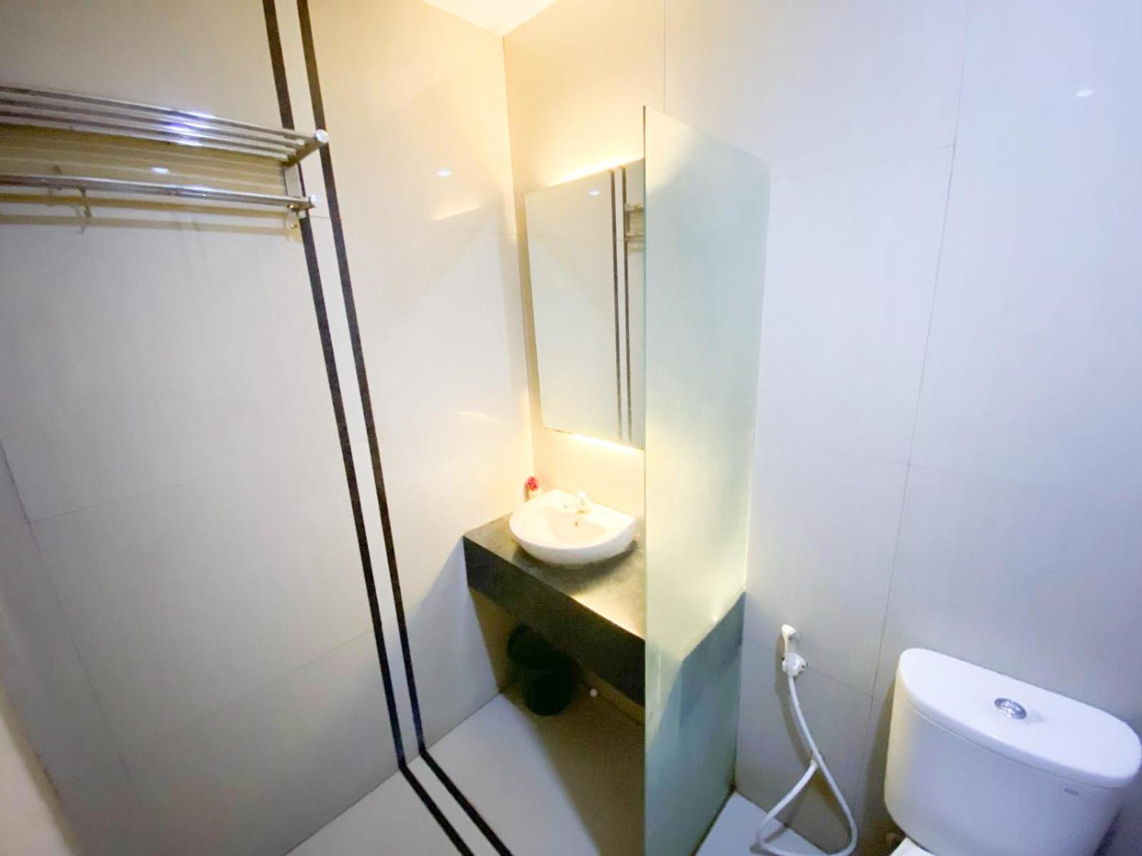Reddoorz Near Pantai Idola Banyutowo Hotel D'Llala Pati Экстерьер фото